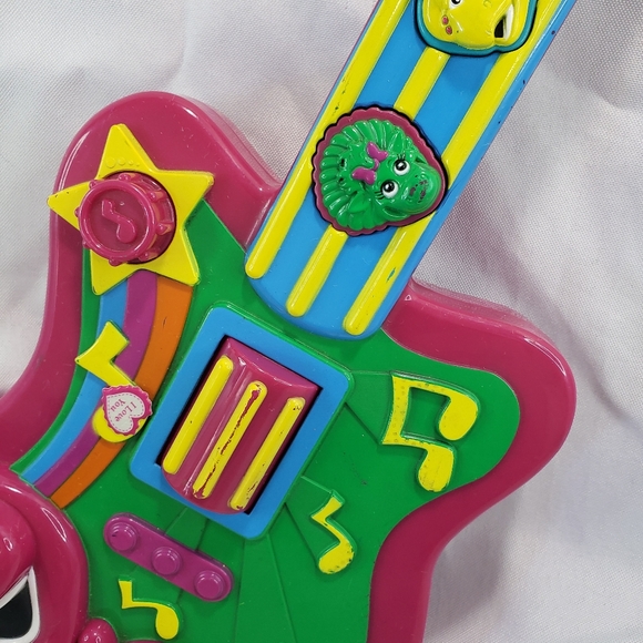 🌞SOLD🌞Barney The Dinosaur Purple Musical Toy Guitar Jakks Pacific 17 Inch 2007 - Picture 3 of 9